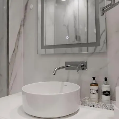 アパート Lucy's House ロウザダ